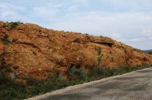 La Tajera: Muro del embalse a contrabuzamiento calizas Cretácico