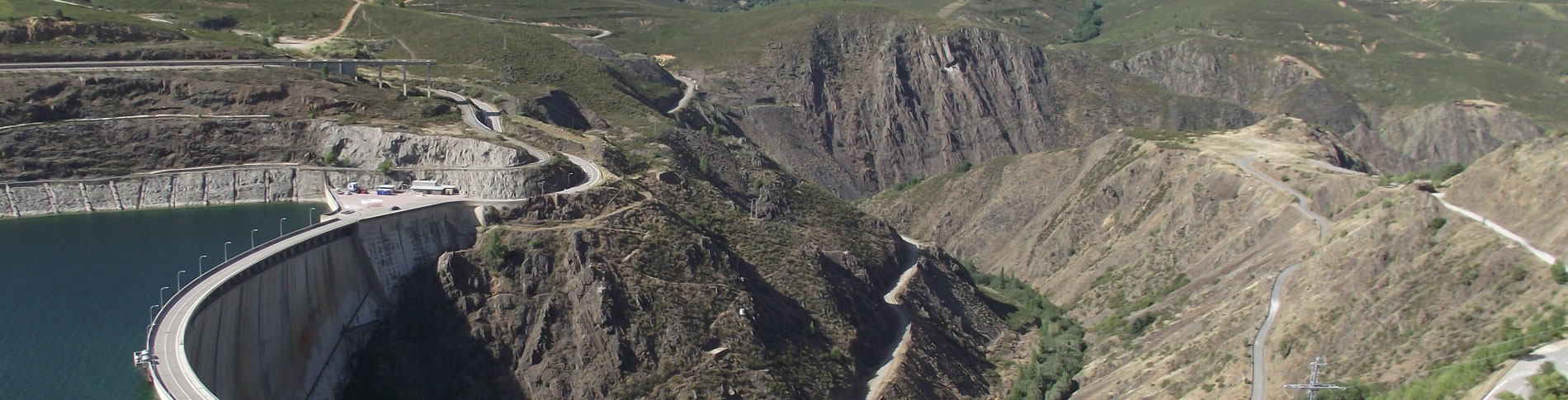 Muro Embalse Atazar apoyao sobre pizarras muy falladas